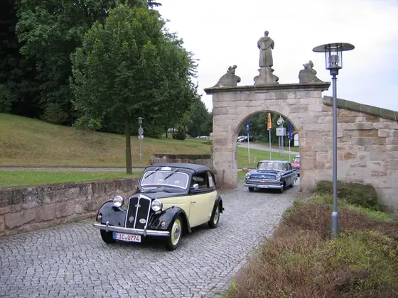 DKW F8 Oldtimer vor dem Tor der Teistungenburg im Eichsfeld