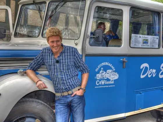 Maxi Arland am Oldtimerbus „Der Eichsfelder“ beim MDR-Dreh in Kirchohmfeld, 2014