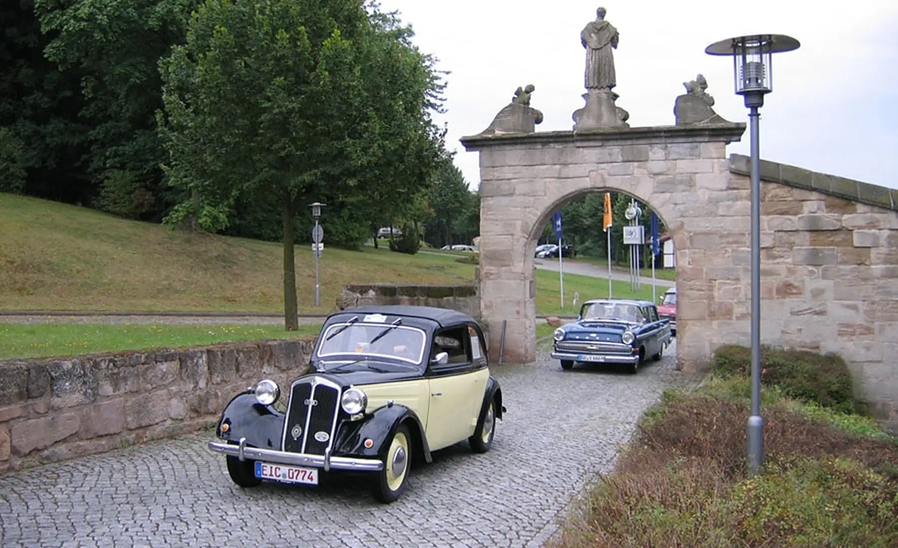 DKW F8 Meister Super Export vor dem Tor der Teistungenburg