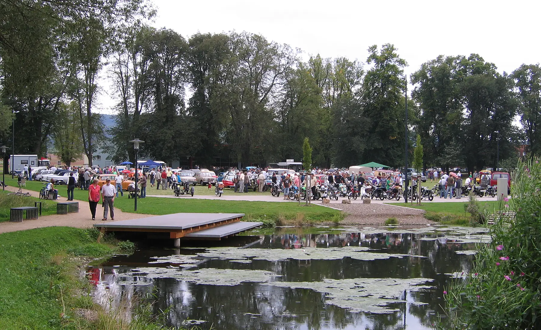 Besucher und Oldtimer am Teich beim Oldtimertreffen 2011